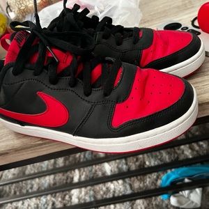 Nike red and black I’m not sure which ones they are.